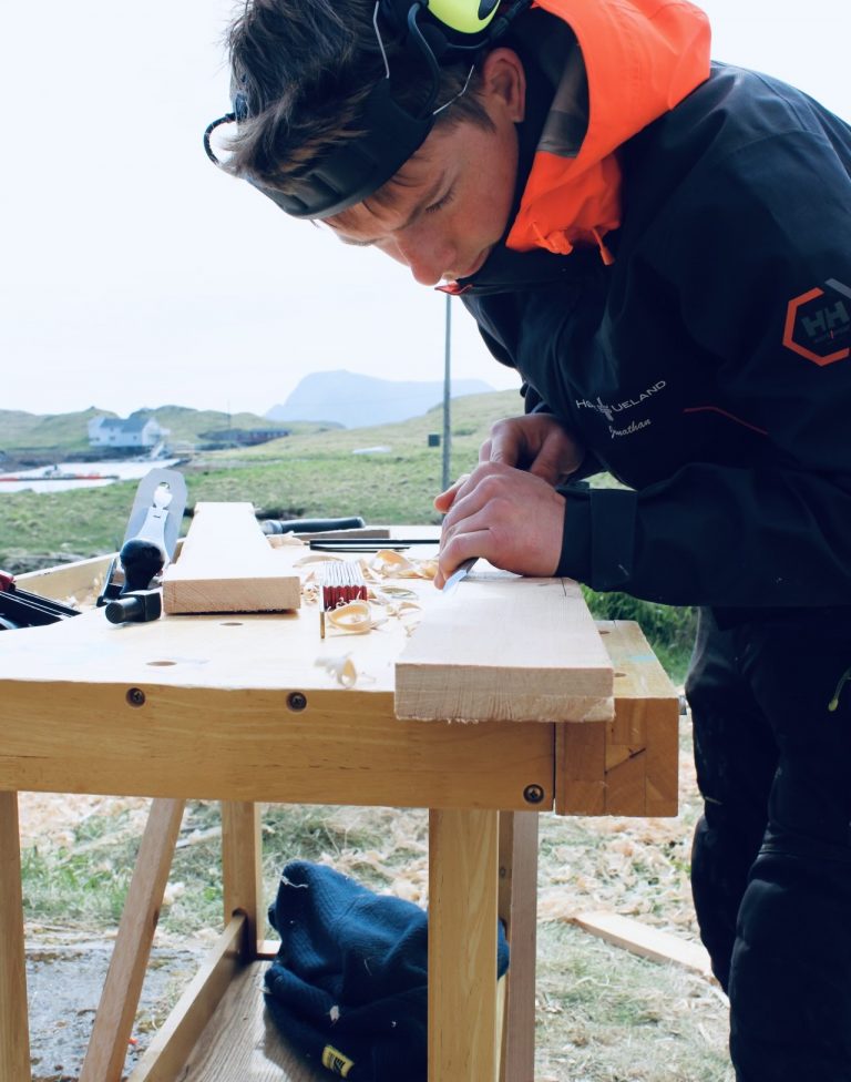 Unge håndverkere sikrer kulturminne i Lofoten